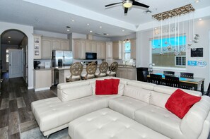Flat-screen TV - Marbella Villa 01 (Bradenton Beach)