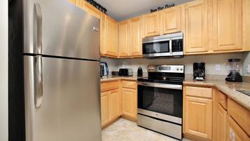 Studio (3 Bedrooms) | Interior