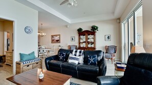 Flat-screen TV, books - Marbella Villa 03 (Bradenton Beach)