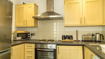 Apartment, 2 Bedrooms | Private kitchen | Fridge, microwave, oven, stovetop