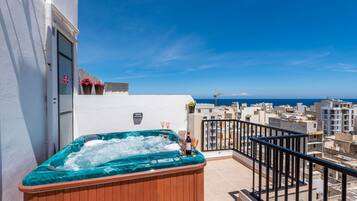 Apartamento, 1 quarto, sacada, vista para a cidade | Hidromassagem externa