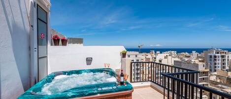 Apartemen, 1 kamar tidur, balkon, pemandangan kota | Bathtub spa outdoor