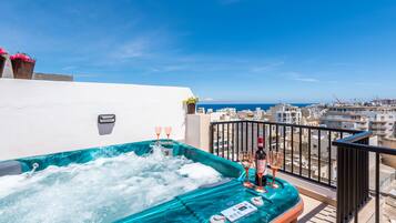 Apartamento, 1 habitación, balcón, vistas a la ciudad | Bañera de hidromasaje al aire libre