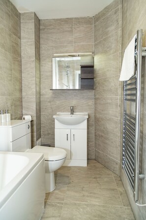 Articles de toilette gratuits, sĂšche-cheveux, serviettes fournies