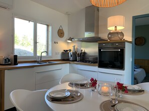 Een koelkast, een microgolfoven, een oven, een kookplaat