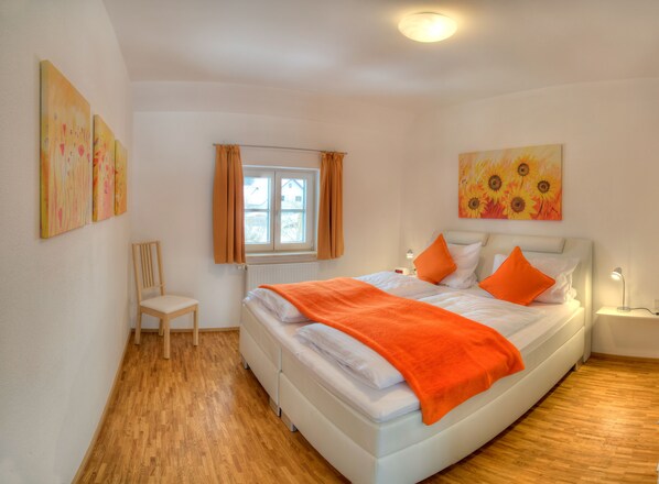 1 chambre, fer et planche à repasser, lit de bébé portatif