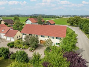 Exterior - On the Allgäu cycle path, quiet apartment, with bicycle garage (Lachen-Hetzlinshofen)