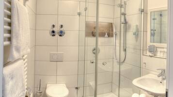 Douche, sèche-cheveux, serviettes fournies, savon