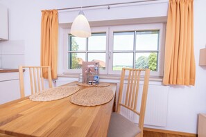 Dining - On the Allgäu cycle path, quiet apartment, with bicycle garage (Lachen-Hetzlinshofen)