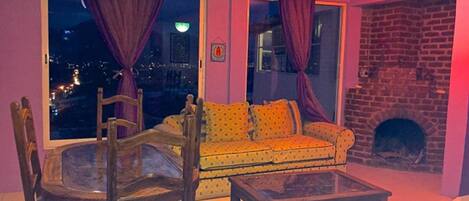 Apartamento, 2 habitaciones, balcón, vistas a la ciudad | 2 dormitorios, tabla de planchar con plancha, ropa de cama