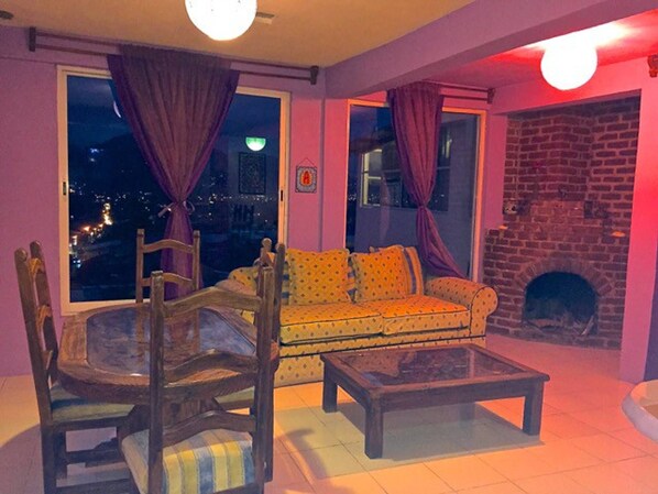 Apartemen, 2 kamar tidur, balkon, pemandangan kota | 2 kamar tidur, setrika/meja setrika, dan seprai linen