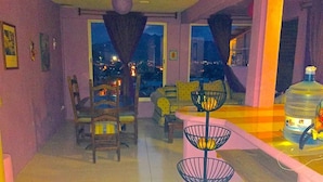 A living room with a sofa, chairs, a coffee table, and a decorative floor lamp. - Lindo Depa Chimenea Preciosa Vista (San Cristóbal de las Casas)