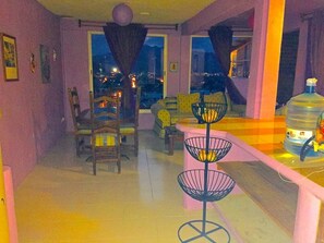 Apartemen, 2 kamar tidur, balkon, pemandangan kota | Ruang keluarga | TV