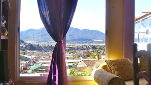 A room with a view of a town and mountains. - Lindo Depa Chimenea Preciosa Vista (San Cristóbal de las Casas)