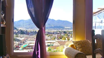 Departamento, 2 habitaciones, balcón, vista a la ciudad | Área de sala de estar | Televisión