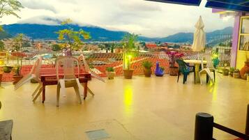 Apartemen, 2 kamar tidur, akses difabel, balkon | Tempat makan outdoor