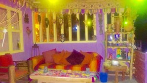 Ein gemütliches Wohnzimmer mit einer Couch, einem Couchtisch und einem Bücherregal.