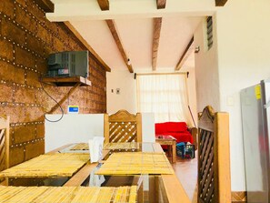 Talo, 4 makuuhuonetta, patio, kaupunkinäköala | Yksityinen keittiö | Jääkaappi, mikroaaltouuni