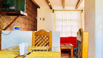 House, 2 Bedrooms, Patio, Garden View | Tempat makan