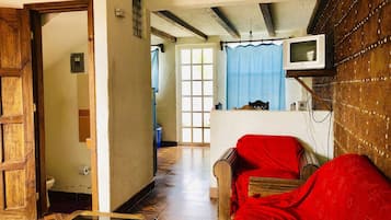 Casa, 2 habitaciones, patio, vista al jardín | Sala de estar