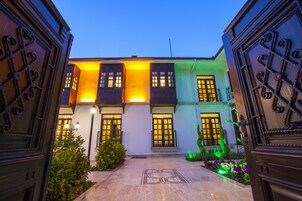 Πρόσοψη καταλύματος - απόγευμα/βράδυ