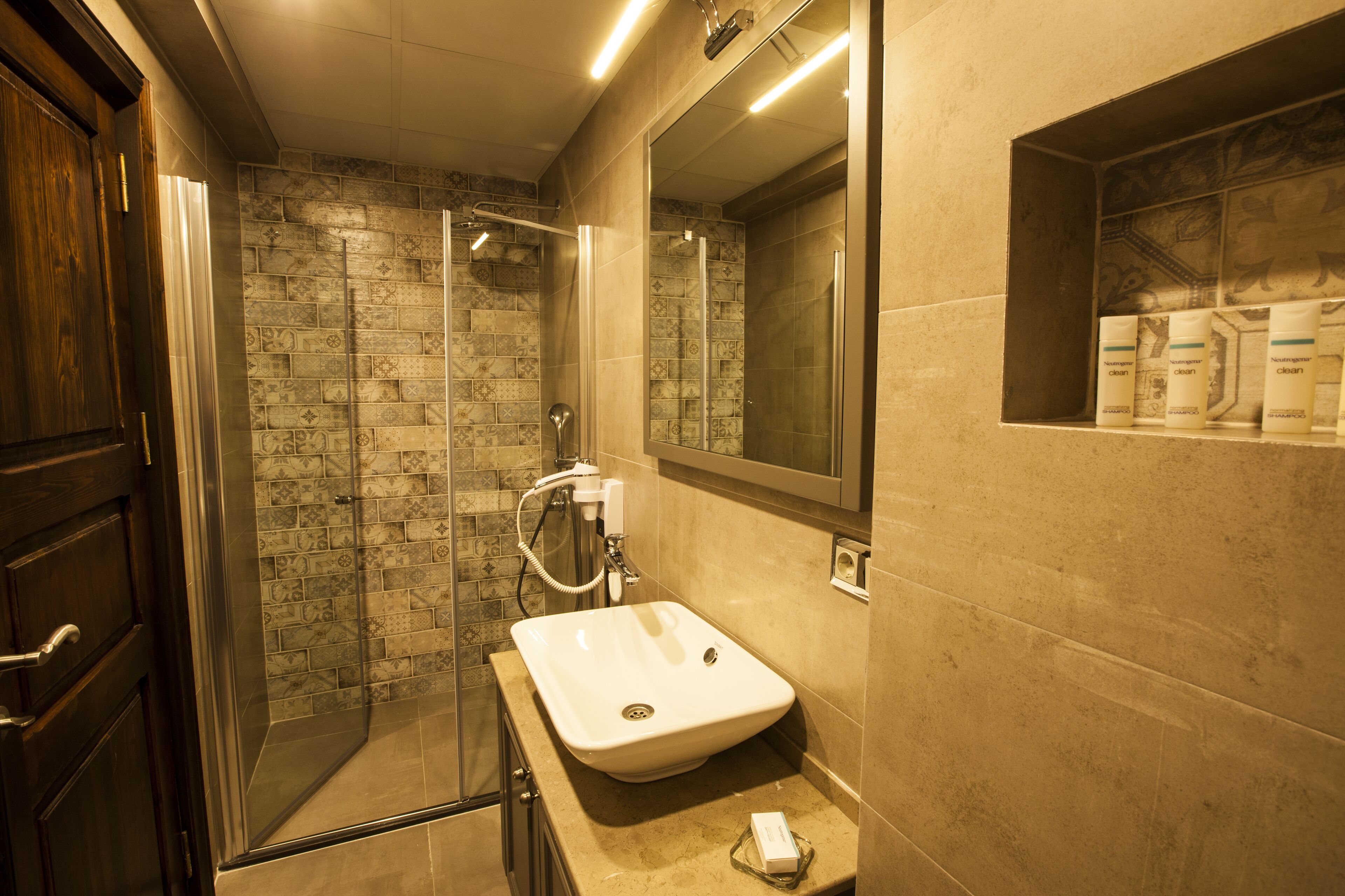 superior triple room | bathroom | shower, hydromassage showerhead, free toiletries, hair dryer