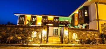 Πρόσοψη καταλύματος - απόγευμα/βράδυ