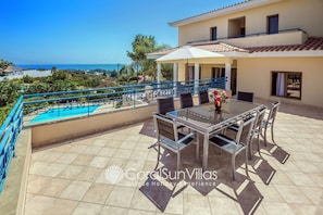Vila, 5 quartos, para fumantes, piscina particular | Opções para refeição ao ar livre