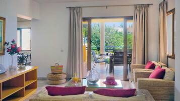 Villa, 5 habitaciones, para fumadores, alberca privada | Área de sala de estar | Televisión, tenis de mesa y libros