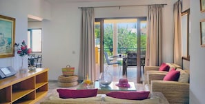 Villa, 5 chambres, fumeur, piscine privée | Aire de séjour | Téléviseur, table de ping-pong, livres
