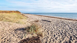 A sandy beach with sparse vegetation and a clear sky. - Seaside Spa Retreat - By Traum Ferienwohnungen (Haderslev)