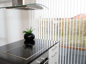 2 bedrooms, cribs/infant beds