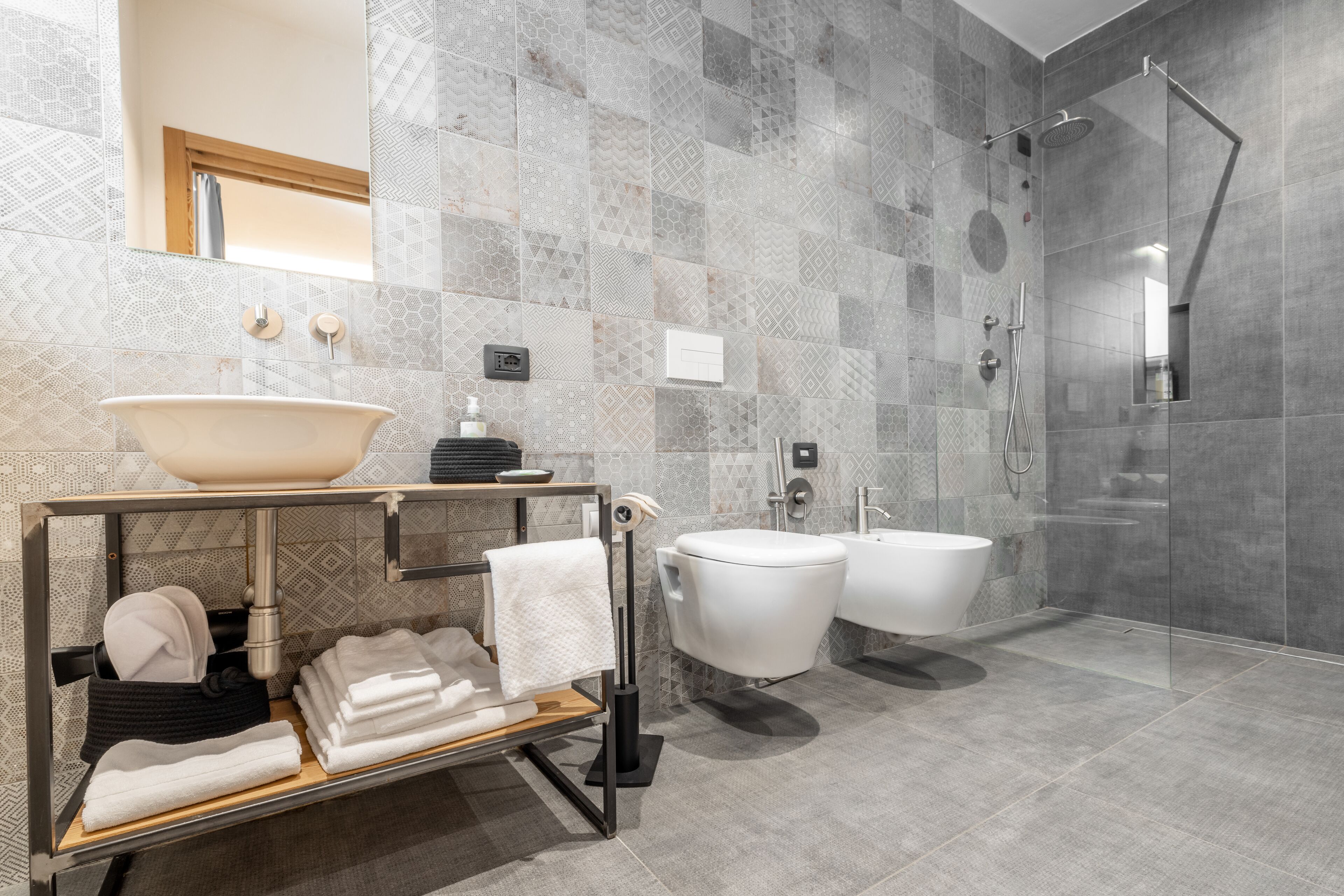 junior room | bathroom | eco-friendly toiletries, hair dryer, bidet, towels