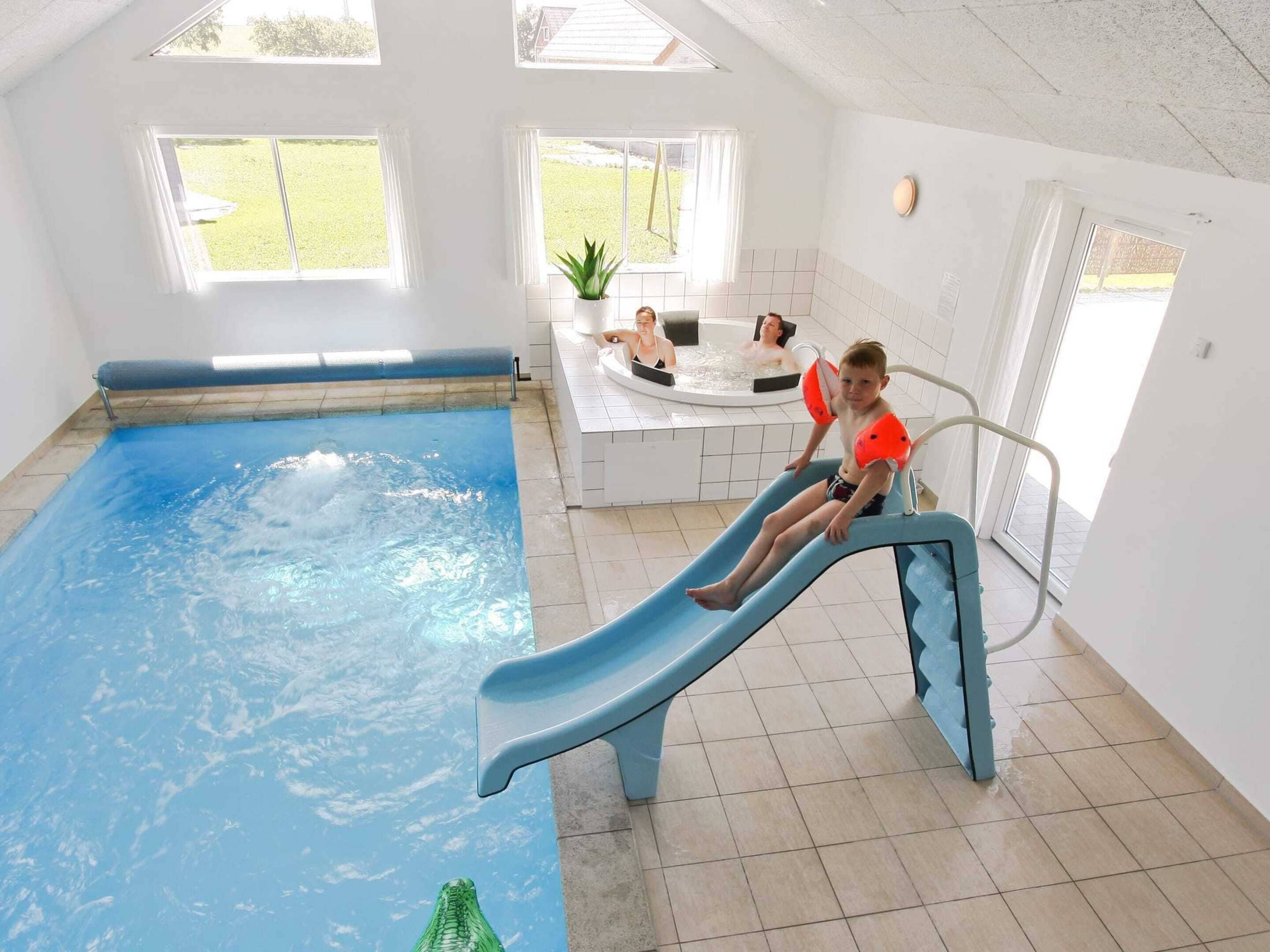 Hus | Basseng | Innendørsbasseng og utendørsbasseng