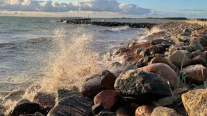 A rocky shoreline with waves crashing against it. - 4 Star Holiday Home in Bagenkop (Sydlangeland)