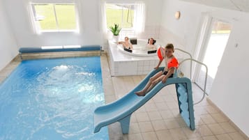 Inomhuspool och utomhuspool