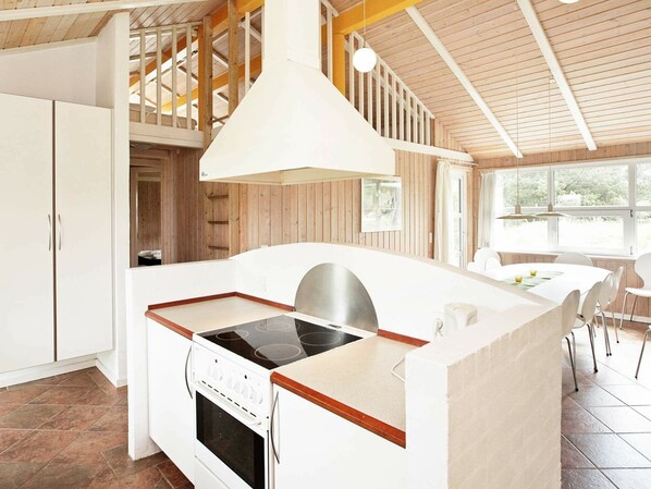 Ísskápur, örbylgjuofn, eldavélarhellur, uppþvottavél