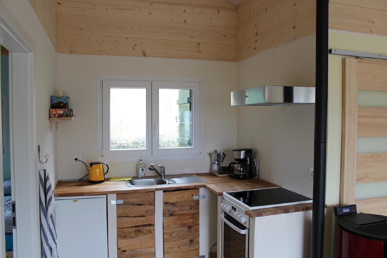 Fridge, oven, stovetop, coffee/tea maker