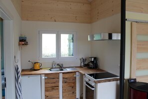 Een koelkast, een oven, een kookplaat, een koffiezetapparaat/waterkoker