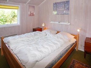 3 bedrooms, cribs/infant beds