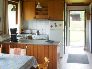 Wasserkocher mit Kaffee-/Teezubehör, Kühlschrank, Herdplatte, Hochstuhl