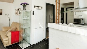 3 bedrooms, cribs/infant beds, internet
