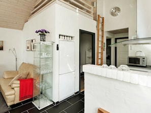 3 bedrooms, cribs/infant beds, internet