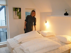 2 bedrooms, cribs/infant beds