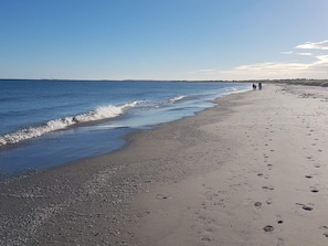 A beach with a pebbly shore, a clear sky, and footprints in the sand. - 4 Star Holiday Home in Albaek (Aalbaek)