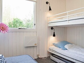2 bedrooms, cribs/infant beds