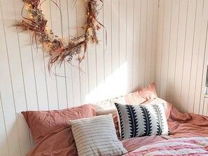 2 bedrooms, cribs/infant beds