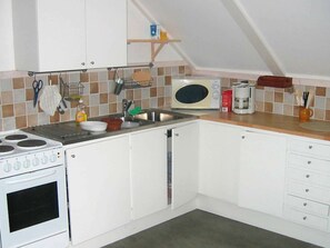 Fridge, microwave, coffee/tea maker - 8 Person Holiday Home in Alsterbro (Alsterbro)