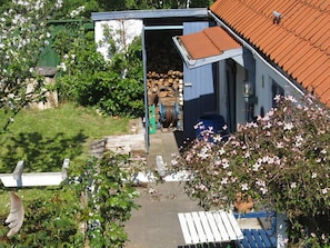 A residential property with a garden, a shed, and a wooden bench. - 4 Star Holiday Home in Bramming (Bramming)