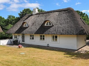 A white building with a thatched roof and multiple windows. - 4 Star Holiday Home in Asperup (Middelfart)